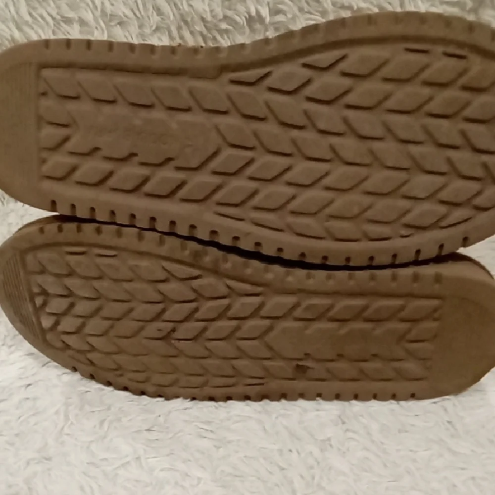 Koolaburra By Ugg Brown and Cream Winter Boots with Bows - Picture 6 of 6
